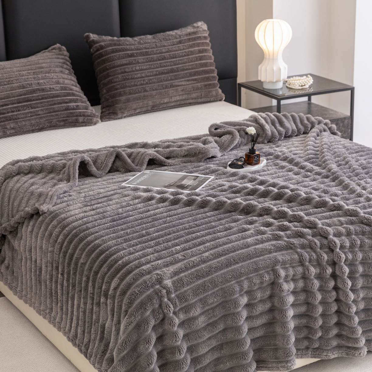 91家纺网 家纺一手货源 找家纺 楠沐家纺 2025新款高克重大抽条毛毯仿兔毛绒法兰绒毯跨境外贸多功能毯 兔毛绒-高级灰