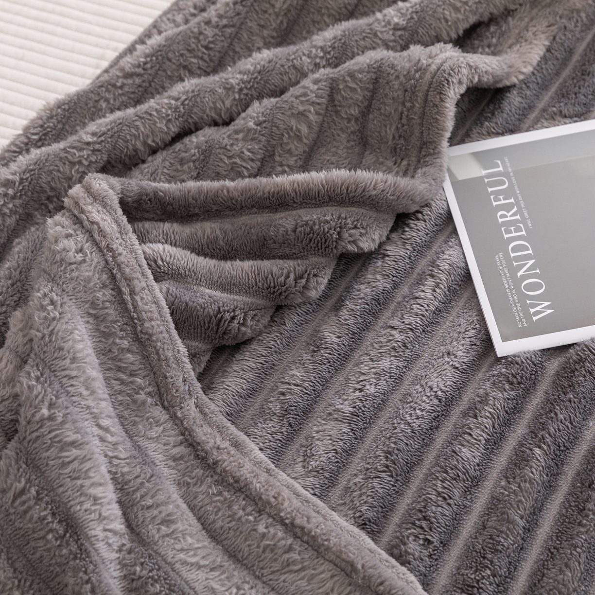 91家纺网 家纺一手货源 找家纺 楠沐家纺 2025新款高克重大抽条毛毯仿兔毛绒法兰绒毯跨境外贸多功能毯 兔毛绒-高级灰