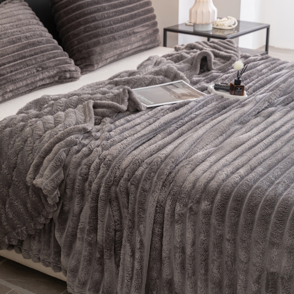 91家纺网 家纺一手货源 找家纺 楠沐家纺 2025新款高克重大抽条毛毯仿兔毛绒法兰绒毯跨境外贸多功能毯 兔毛绒-高级灰