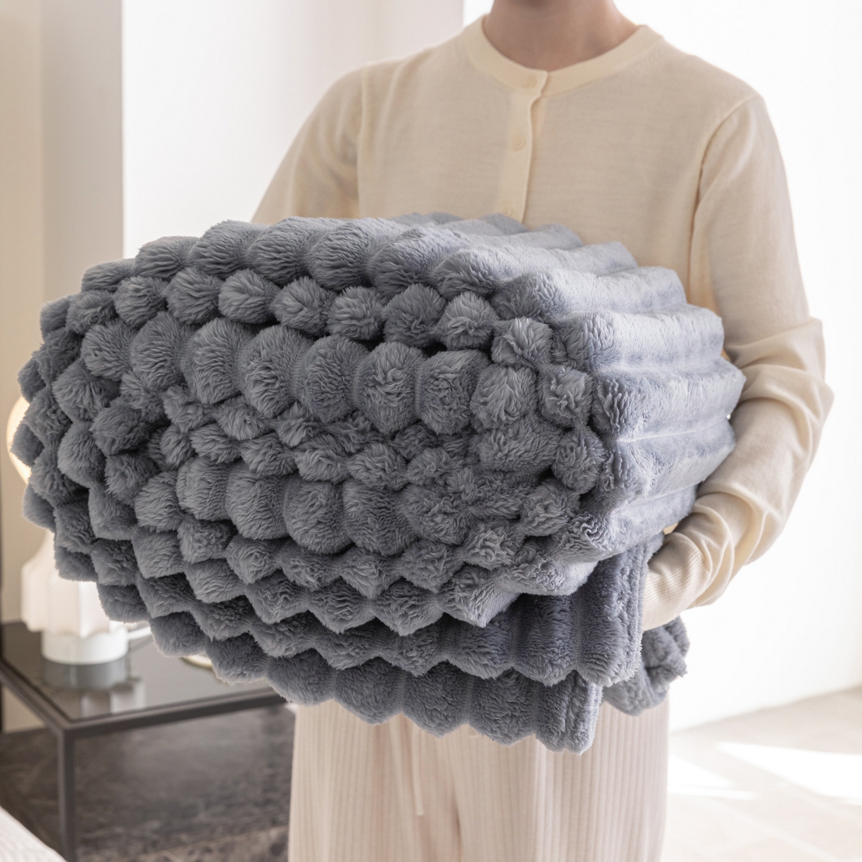 91家纺网 家纺一手货源 找家纺 楠沐家纺 2025新款高克重大抽条毛毯仿兔毛绒法兰绒毯跨境外贸多功能毯 兔毛绒-灰亚蓝