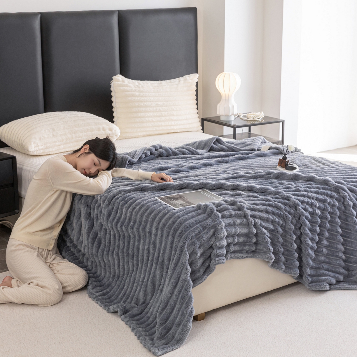 91家纺网 家纺一手货源 找家纺 楠沐家纺 2025新款高克重大抽条毛毯仿兔毛绒法兰绒毯跨境外贸多功能毯 兔毛绒-灰亚蓝