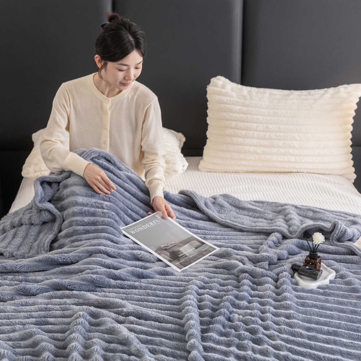 91家纺网 家纺一手货源 找家纺 楠沐家纺 2025新款高克重大抽条毛毯仿兔毛绒法兰绒毯跨境外贸多功能毯 兔毛绒-灰亚蓝