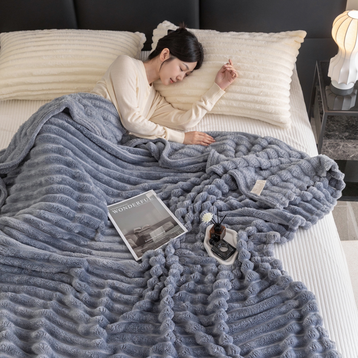 91家纺网 家纺一手货源 找家纺 楠沐家纺 2025新款高克重大抽条毛毯仿兔毛绒法兰绒毯跨境外贸多功能毯 兔毛绒-灰亚蓝