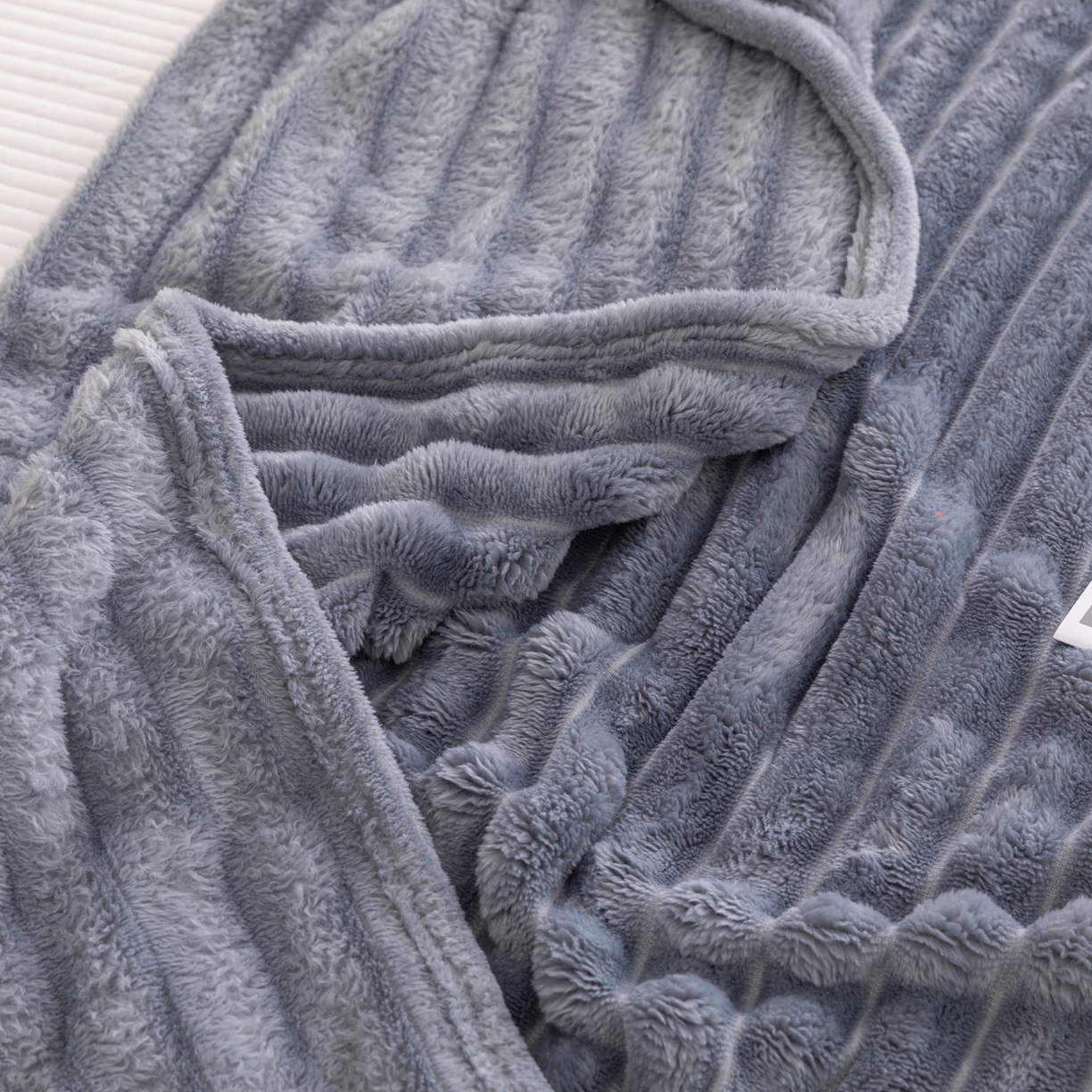 91家纺网 家纺一手货源 找家纺 楠沐家纺 2025新款高克重大抽条毛毯仿兔毛绒法兰绒毯跨境外贸多功能毯 兔毛绒-灰亚蓝