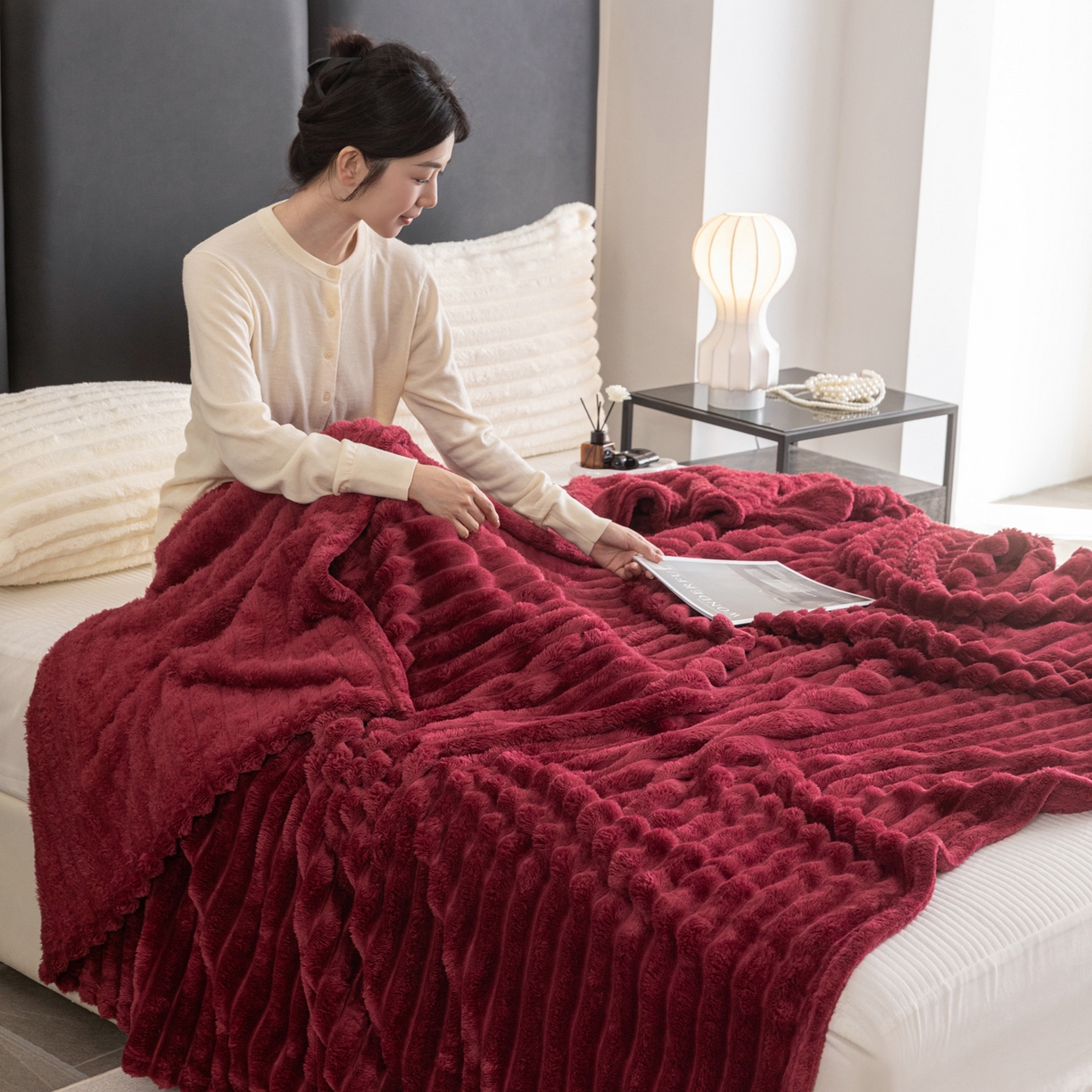 91家纺网 家纺一手货源 找家纺 楠沐家纺 2025新款高克重大抽条毛毯仿兔毛绒法兰绒毯跨境外贸多功能毯 兔毛绒-酒红