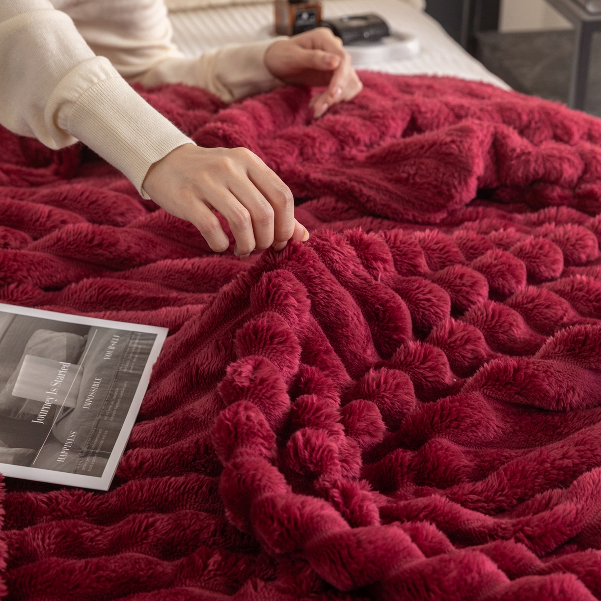 91家纺网 家纺一手货源 找家纺 楠沐家纺 2025新款高克重大抽条毛毯仿兔毛绒法兰绒毯跨境外贸多功能毯 兔毛绒-酒红