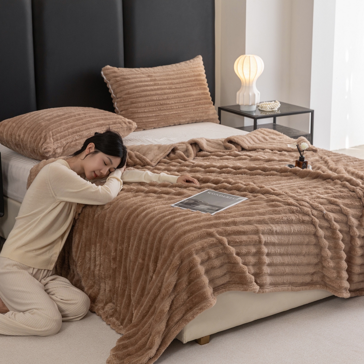 91家纺网 家纺一手货源 找家纺 楠沐家纺 2025新款高克重大抽条毛毯仿兔毛绒法兰绒毯跨境外贸多功能毯 兔毛绒-咖