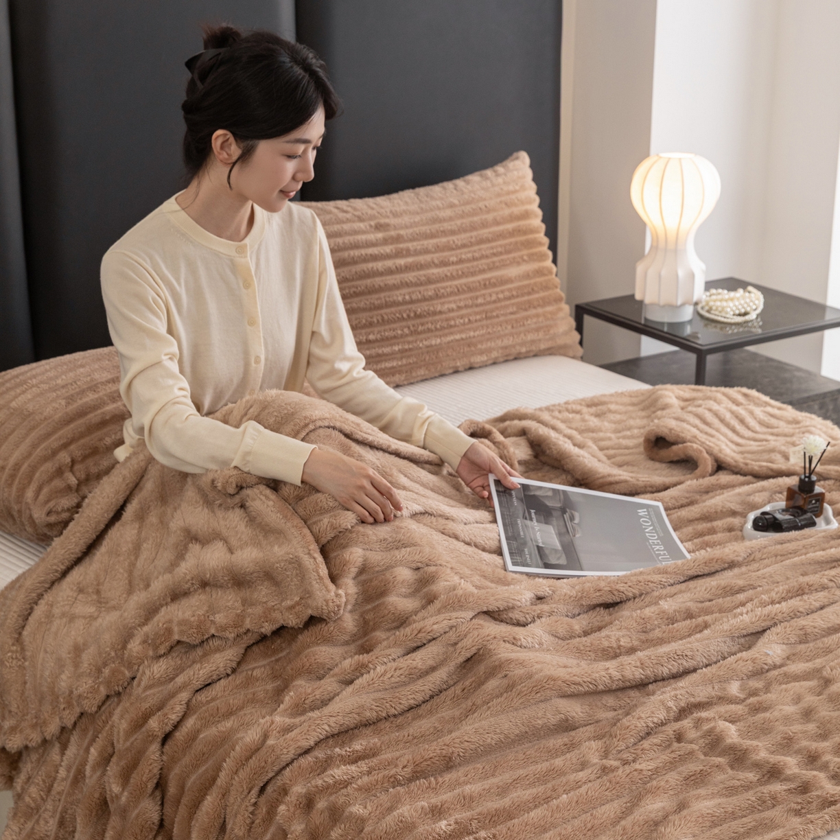 91家纺网 家纺一手货源 找家纺 楠沐家纺 2025新款高克重大抽条毛毯仿兔毛绒法兰绒毯跨境外贸多功能毯 兔毛绒-咖