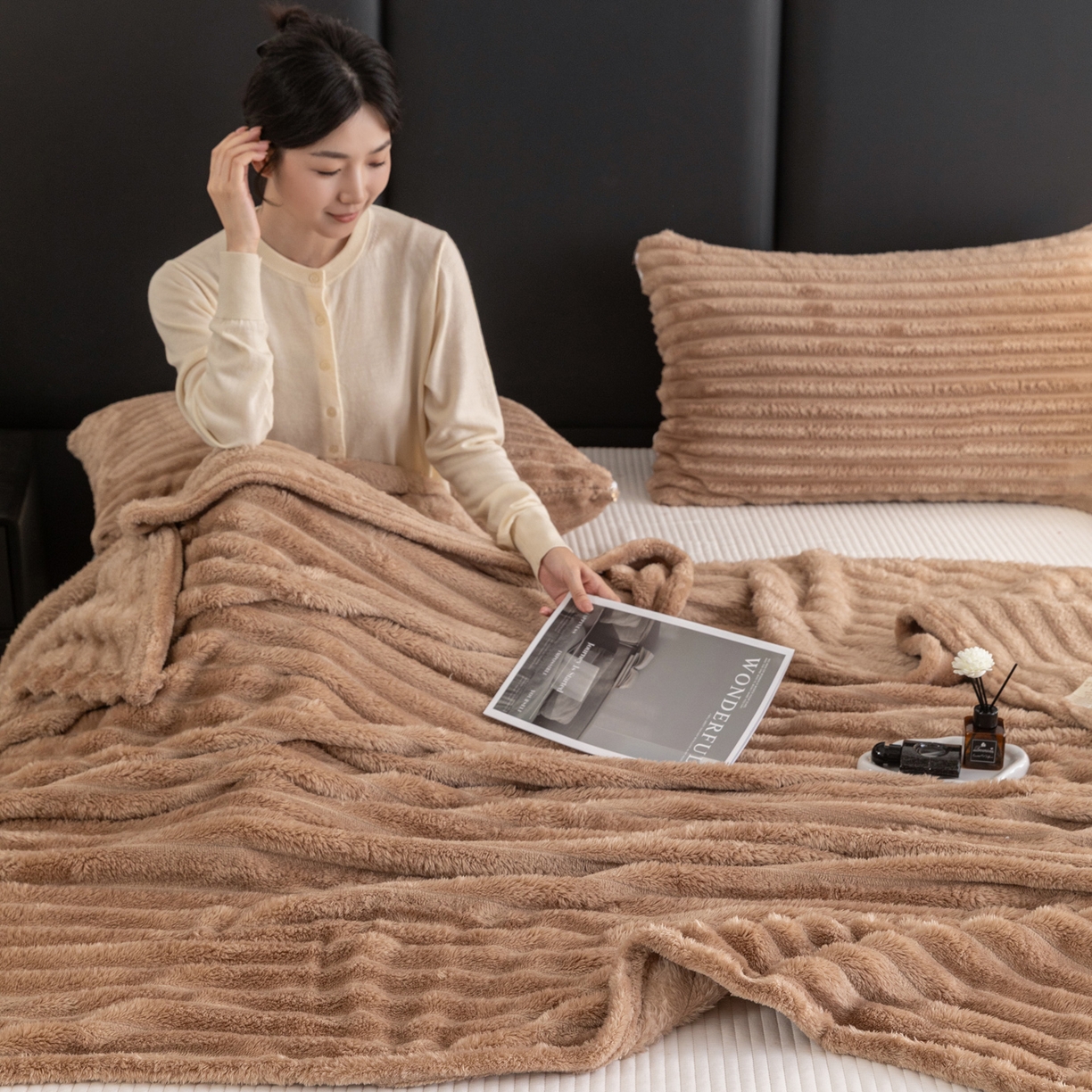 91家纺网 家纺一手货源 找家纺 楠沐家纺 2025新款高克重大抽条毛毯仿兔毛绒法兰绒毯跨境外贸多功能毯 兔毛绒-咖