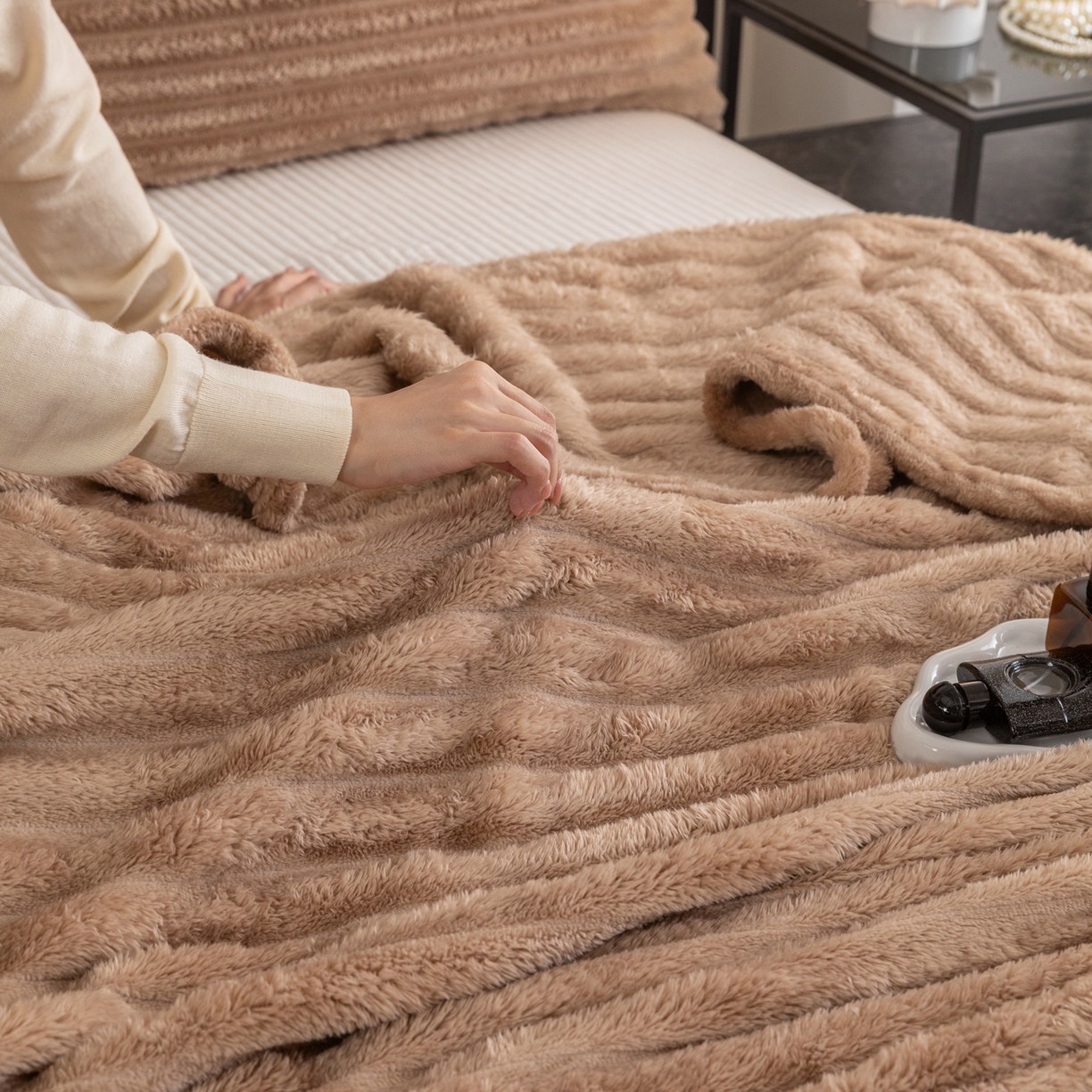 91家纺网 家纺一手货源 找家纺 楠沐家纺 2025新款高克重大抽条毛毯仿兔毛绒法兰绒毯跨境外贸多功能毯 兔毛绒-咖