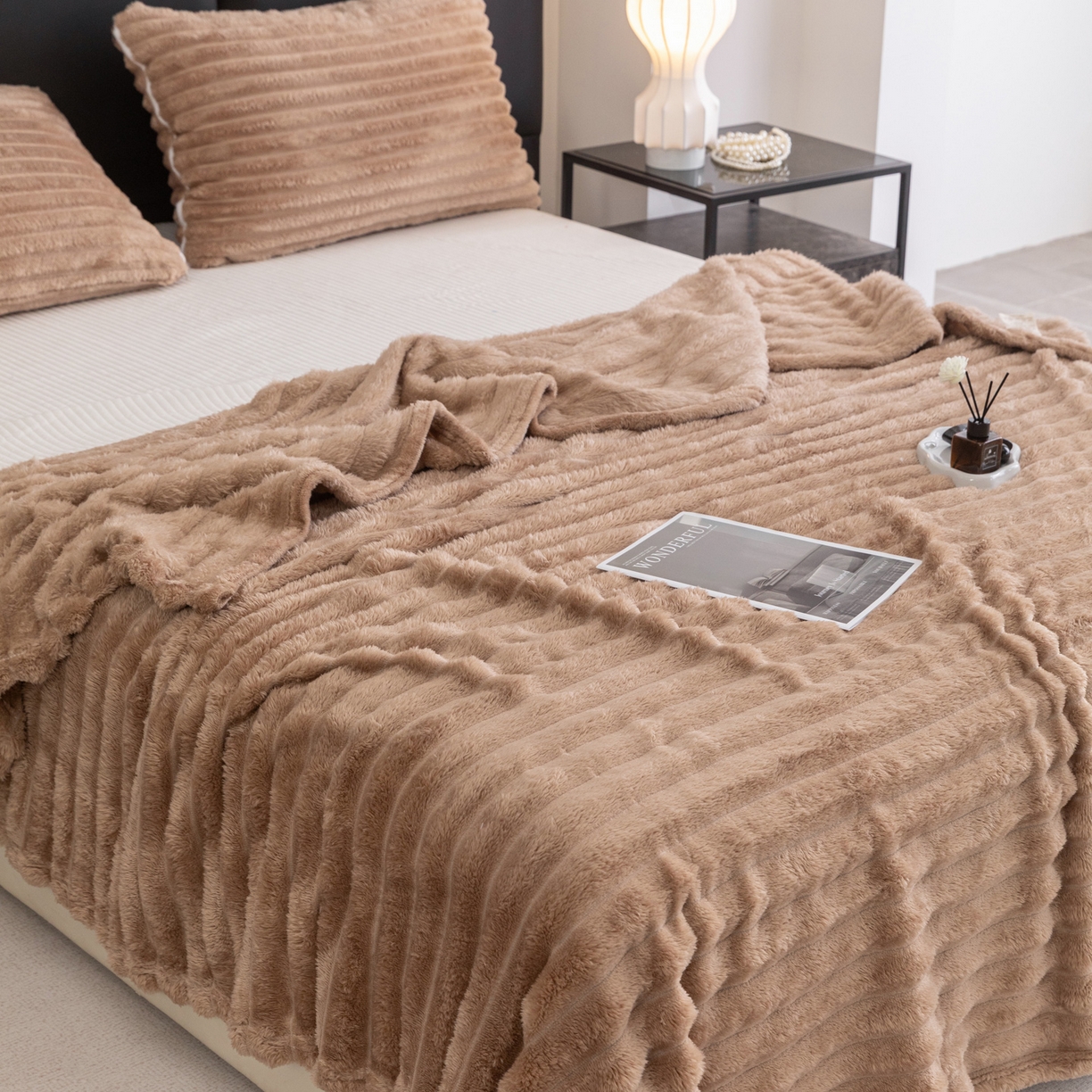 91家纺网 家纺一手货源 找家纺 楠沐家纺 2025新款高克重大抽条毛毯仿兔毛绒法兰绒毯跨境外贸多功能毯 兔毛绒-咖