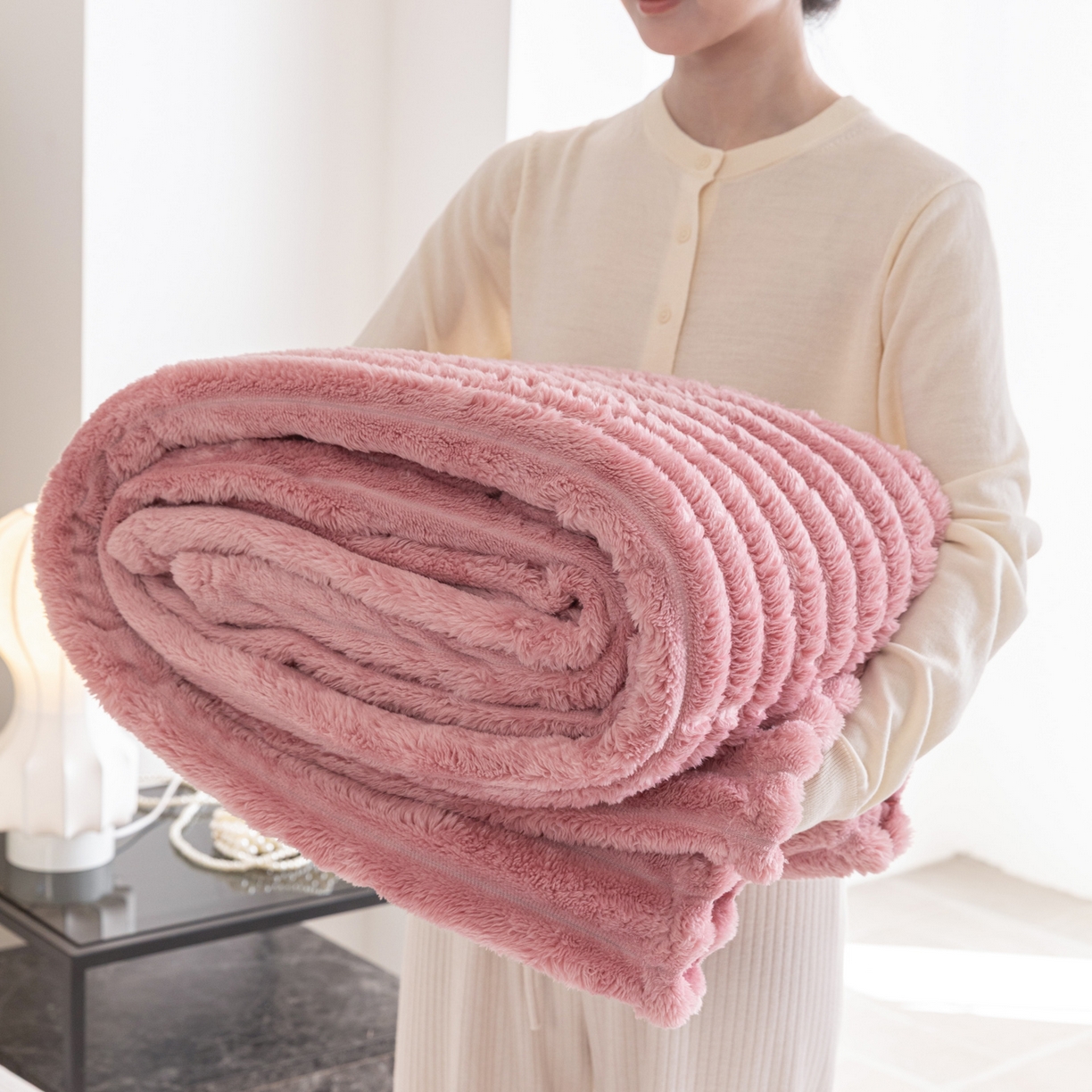 91家纺网 家纺一手货源 找家纺 楠沐家纺 2025新款高克重大抽条毛毯仿兔毛绒法兰绒毯跨境外贸多功能毯 兔毛绒-玫红