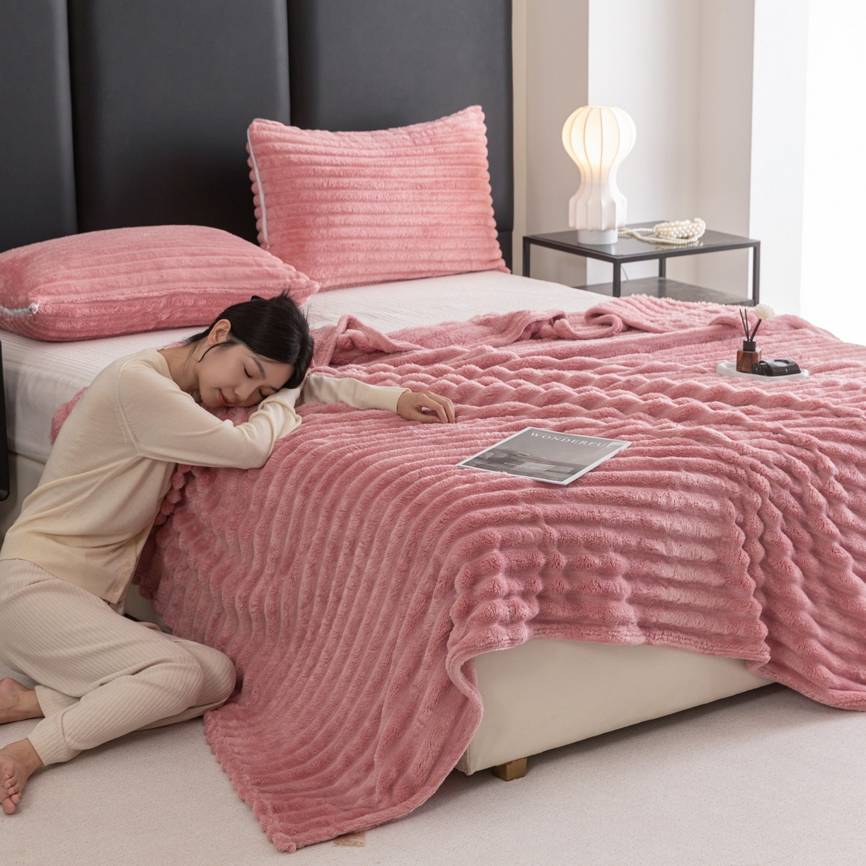 91家纺网 家纺一手货源 找家纺 楠沐家纺 2025新款高克重大抽条毛毯仿兔毛绒法兰绒毯跨境外贸多功能毯 兔毛绒-玫红