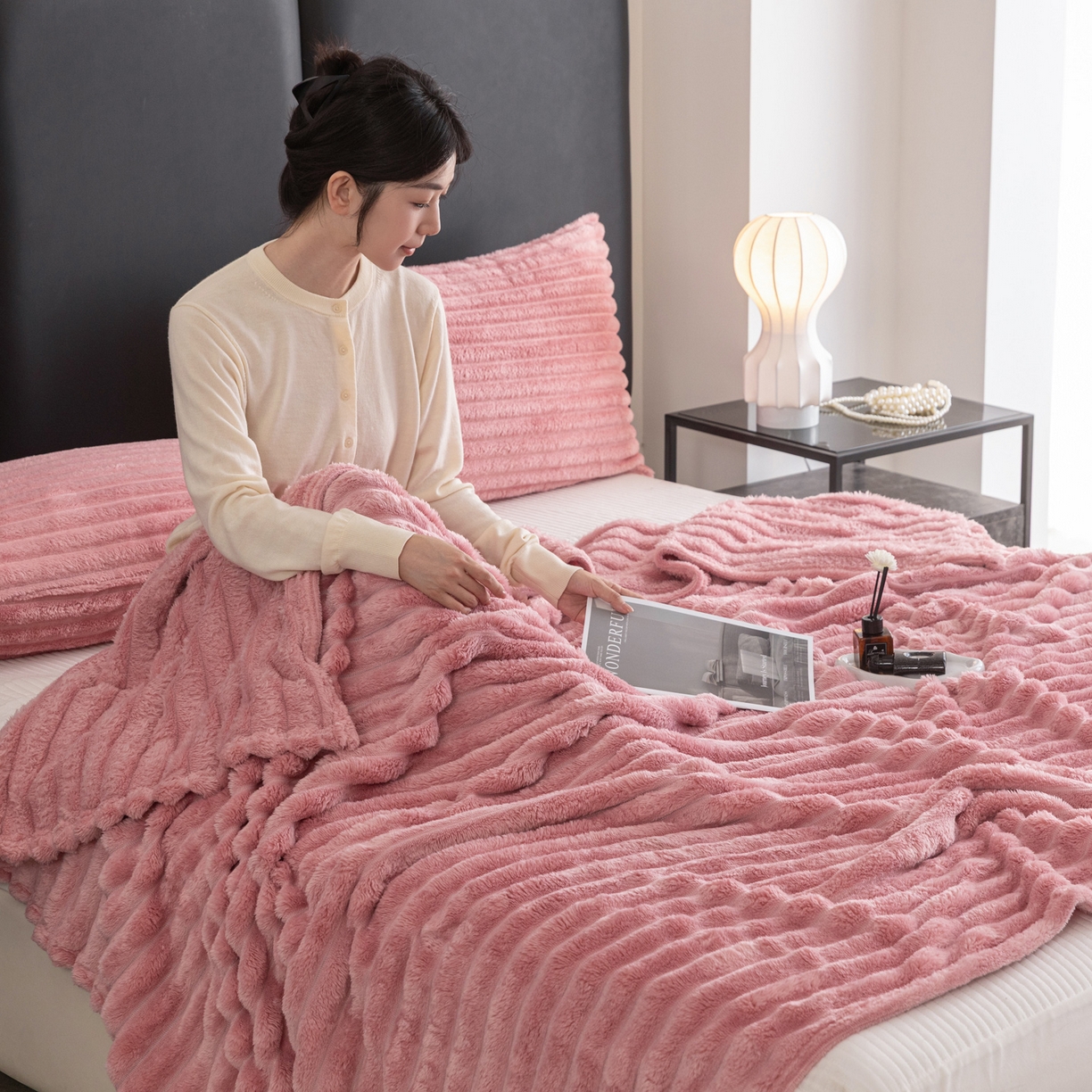 91家纺网 家纺一手货源 找家纺 楠沐家纺 2025新款高克重大抽条毛毯仿兔毛绒法兰绒毯跨境外贸多功能毯 兔毛绒-玫红