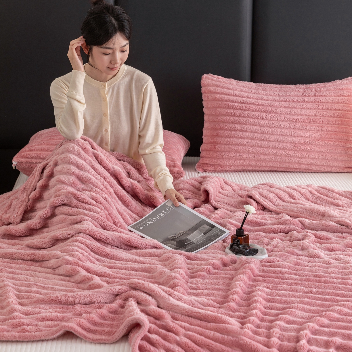 91家纺网 家纺一手货源 找家纺 楠沐家纺 2025新款高克重大抽条毛毯仿兔毛绒法兰绒毯跨境外贸多功能毯 兔毛绒-玫红