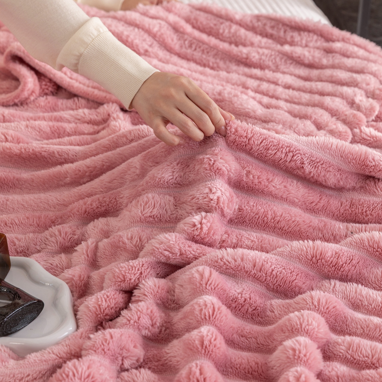 91家纺网 家纺一手货源 找家纺 楠沐家纺 2025新款高克重大抽条毛毯仿兔毛绒法兰绒毯跨境外贸多功能毯 兔毛绒-玫红