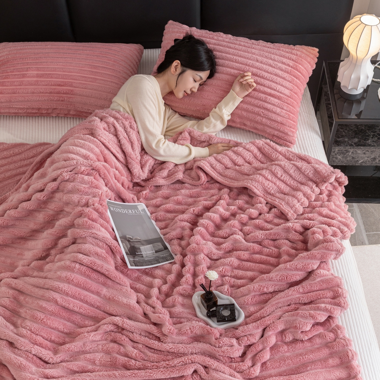 91家纺网 家纺一手货源 找家纺 楠沐家纺 2025新款高克重大抽条毛毯仿兔毛绒法兰绒毯跨境外贸多功能毯 兔毛绒-玫红