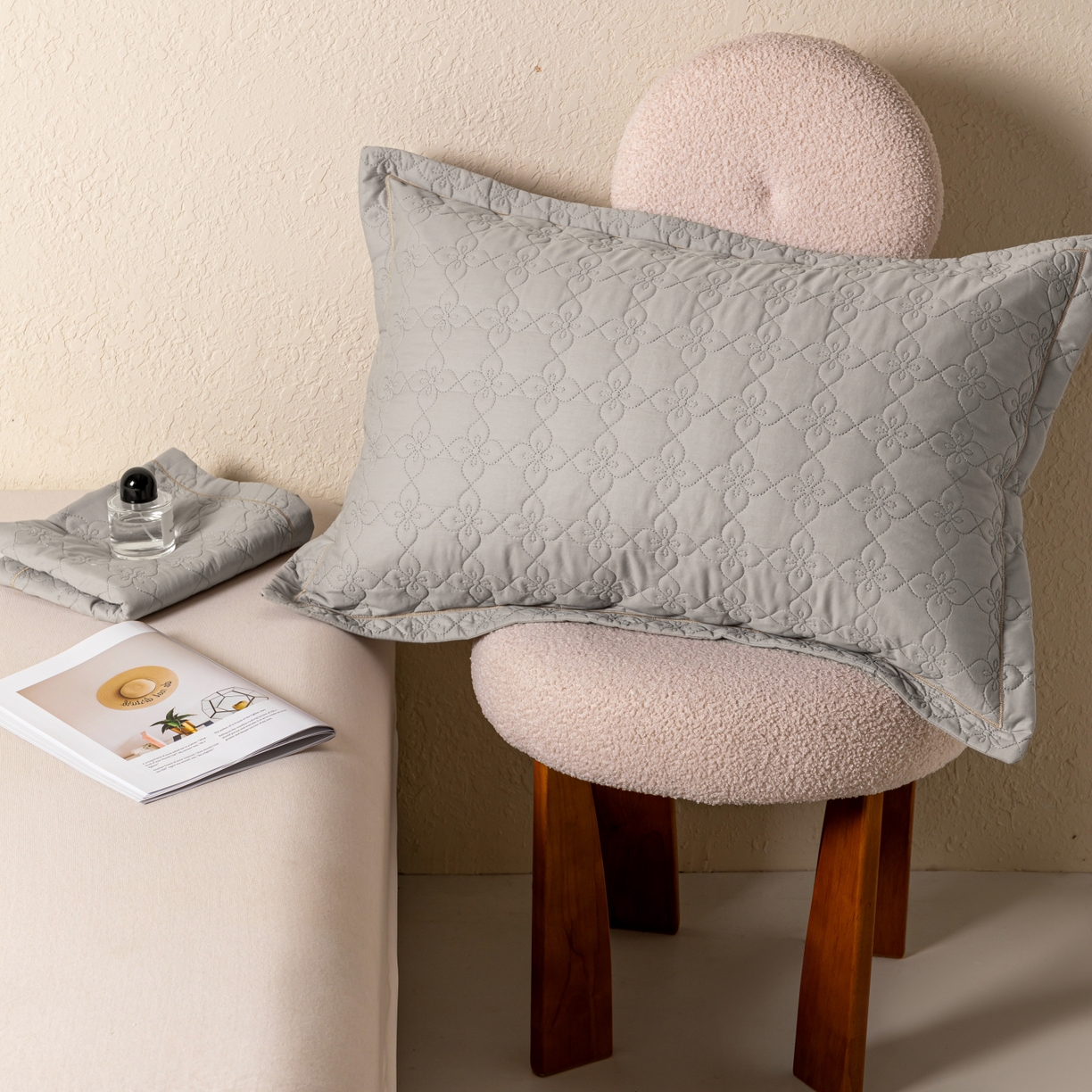 91家纺网 家纺一手货源 找家纺 百寐 2025新款全棉纯色加厚夹棉50*80枕套40*60/48*74纯棉枕芯保护套 花容-罗卡灰