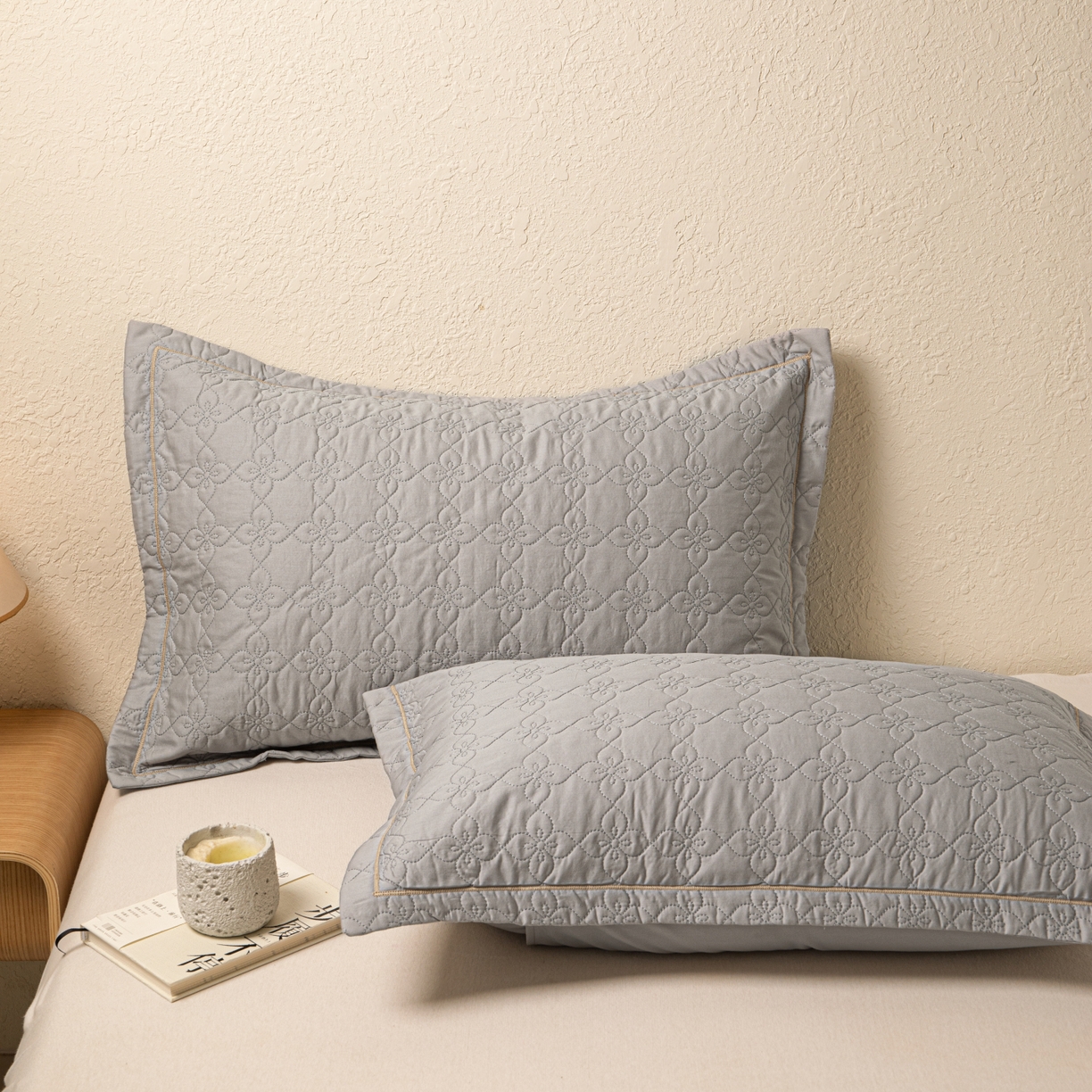 91家纺网 家纺一手货源 找家纺 百寐 2025新款全棉纯色加厚夹棉50*80枕套40*60/48*74纯棉枕芯保护套 花容-罗卡灰