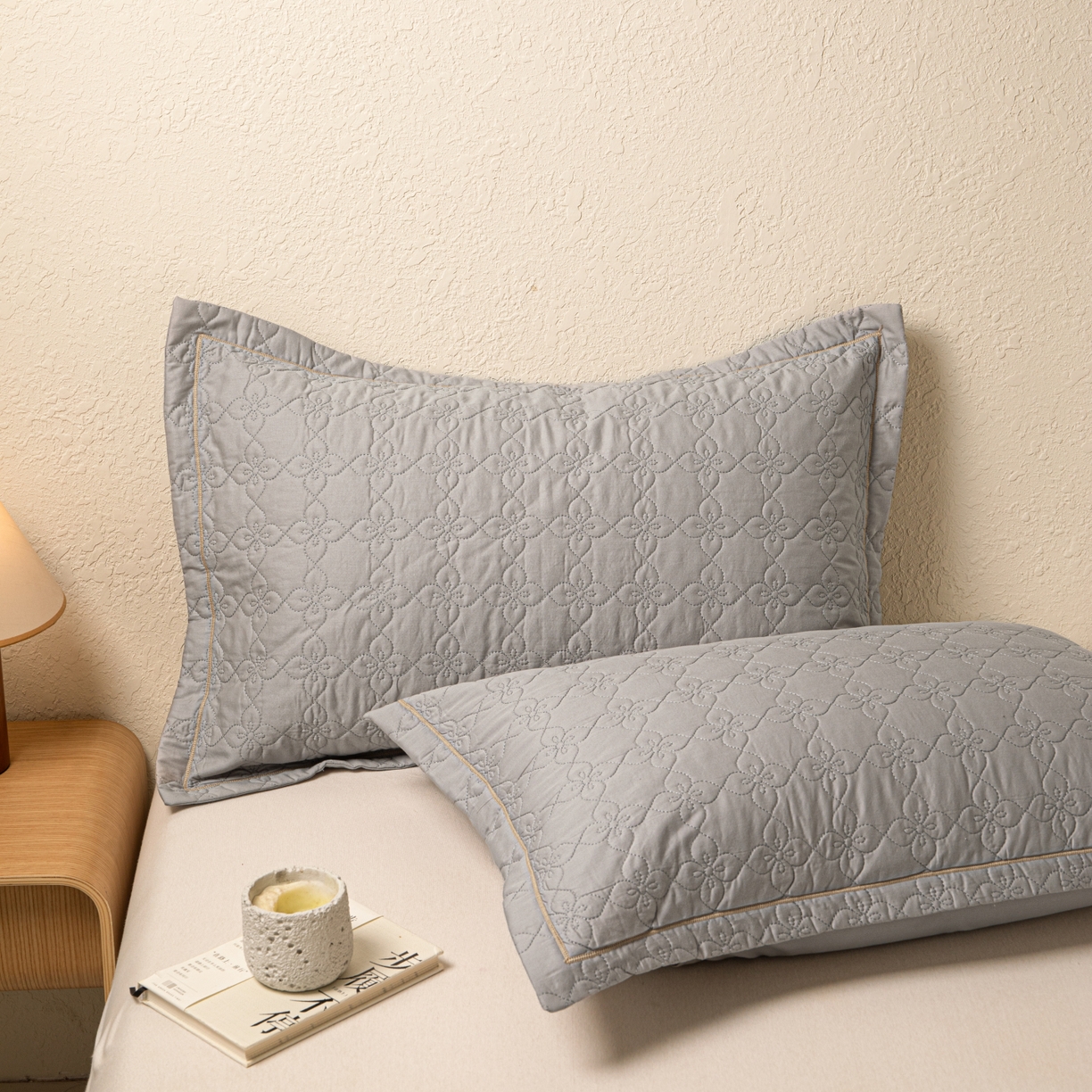 91家纺网 家纺一手货源 找家纺 百寐 2025新款全棉纯色加厚夹棉50*80枕套40*60/48*74纯棉枕芯保护套 花容-罗卡灰