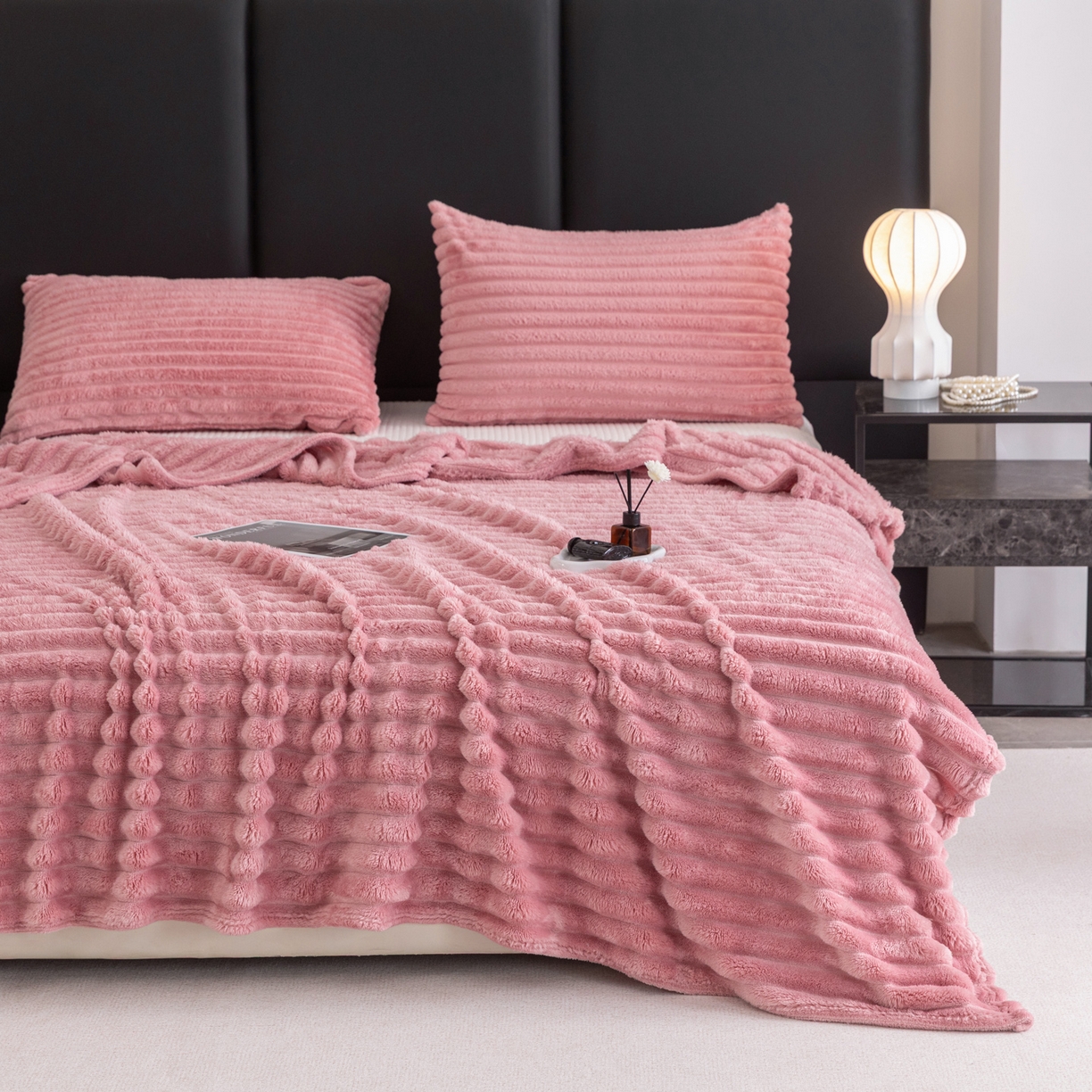 91家纺网 家纺一手货源 找家纺 楠沐家纺 2025新款高克重大抽条毛毯仿兔毛绒法兰绒毯跨境外贸多功能毯 兔毛绒-玫红