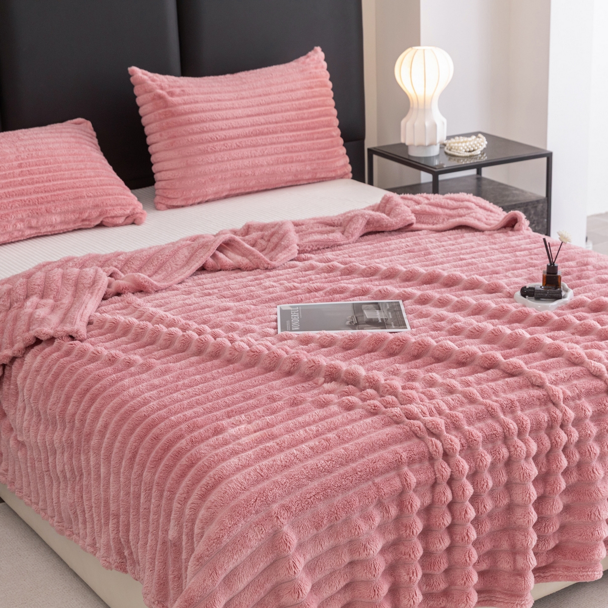 91家纺网 家纺一手货源 找家纺 楠沐家纺 2025新款高克重大抽条毛毯仿兔毛绒法兰绒毯跨境外贸多功能毯 兔毛绒-玫红