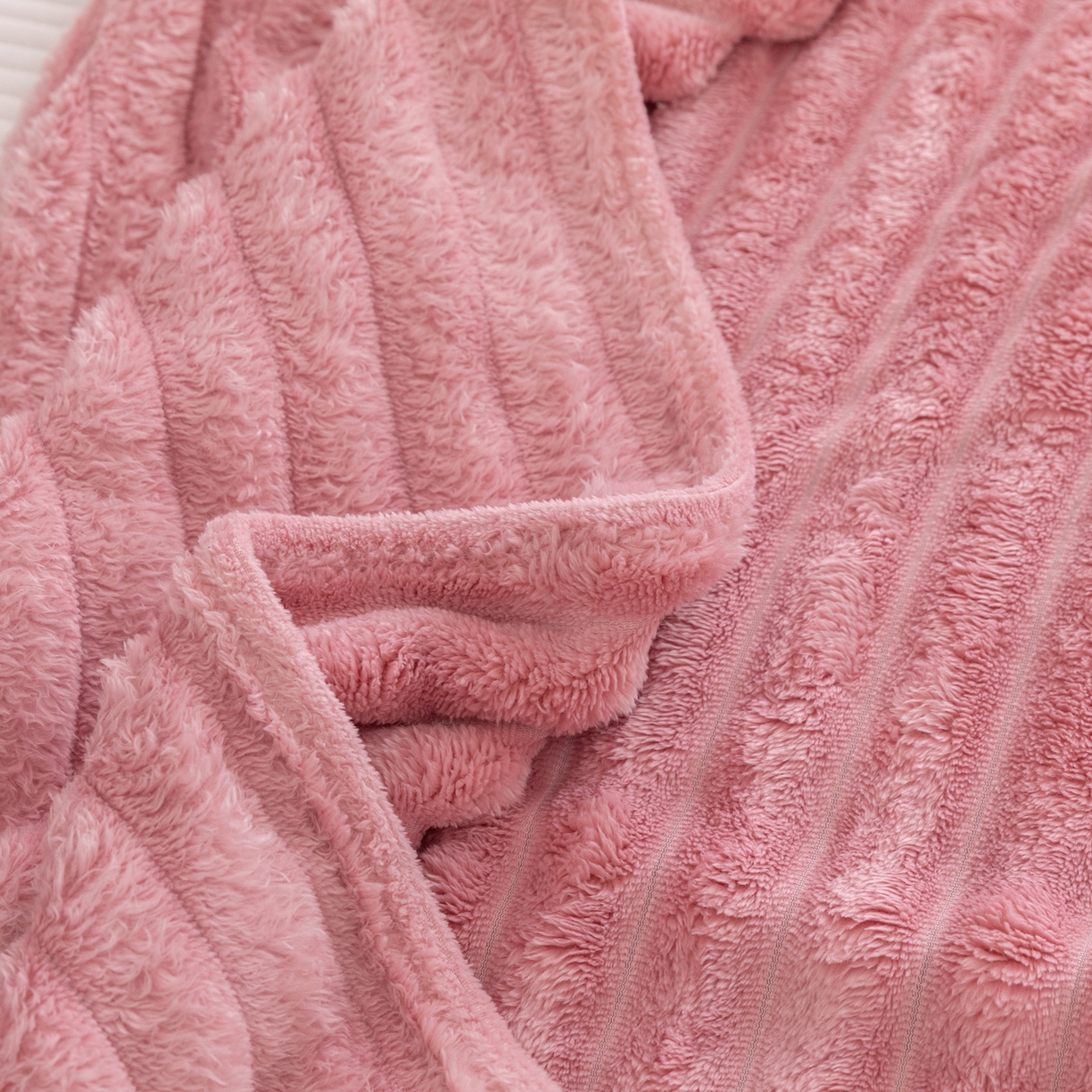 91家纺网 家纺一手货源 找家纺 楠沐家纺 2025新款高克重大抽条毛毯仿兔毛绒法兰绒毯跨境外贸多功能毯 兔毛绒-玫红