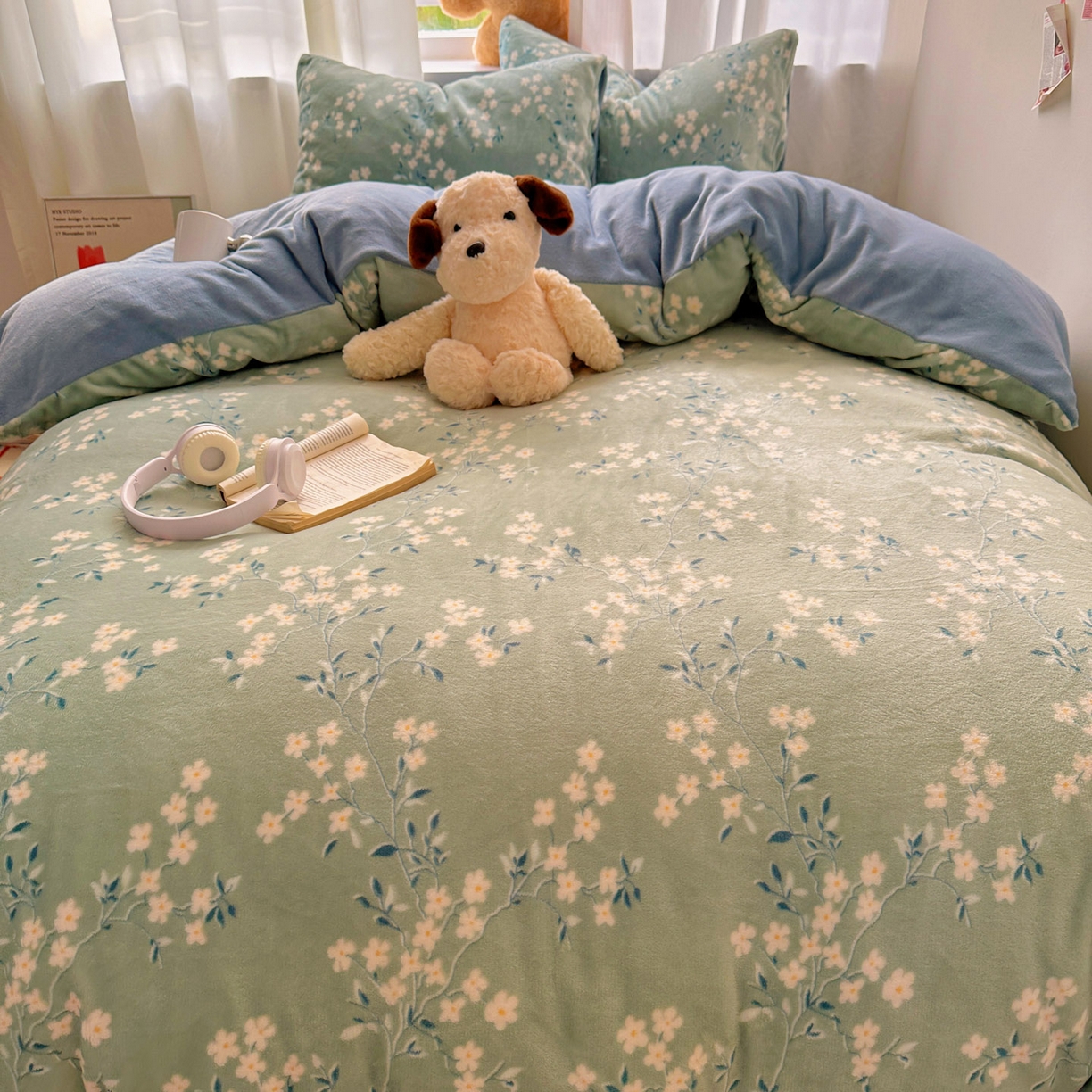 91家纺网 家纺一手货源 找家纺 小叮当家纺仓储工厂店 买家秀 爆款花型2025新款200克牛奶绒小清新卡通复古风单被套 被套单件 若影华梦