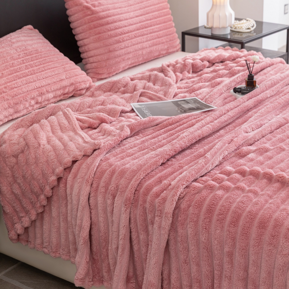 91家纺网 家纺一手货源 找家纺 楠沐家纺 2025新款高克重大抽条毛毯仿兔毛绒法兰绒毯跨境外贸多功能毯 兔毛绒-玫红