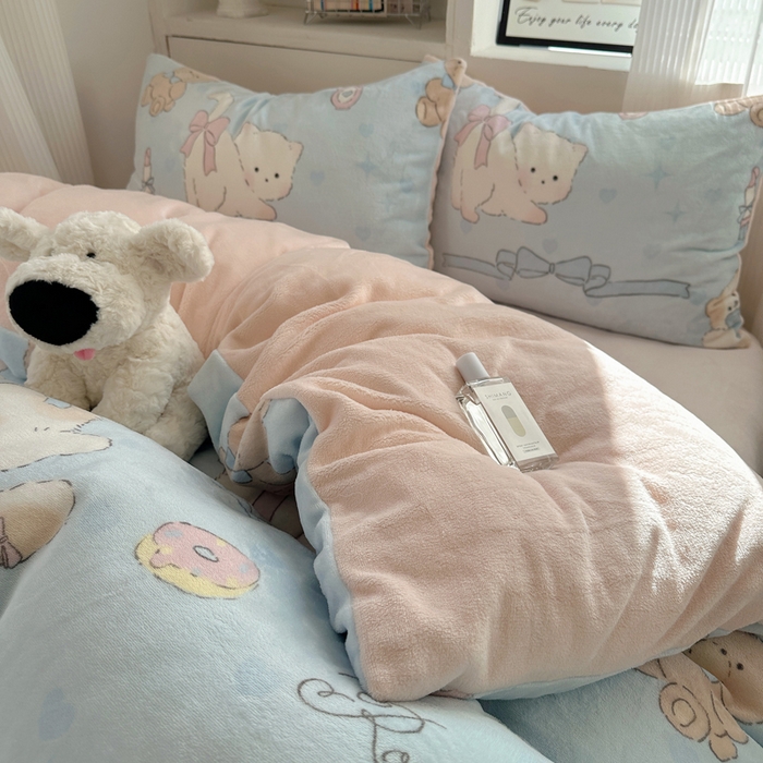91家纺网 家纺一手货源 找家纺 小叮当家纺仓储工厂店 买家秀 爆款花型2025新款200克牛奶绒小清新卡通复古风单被套 被套单件 小猫奶油