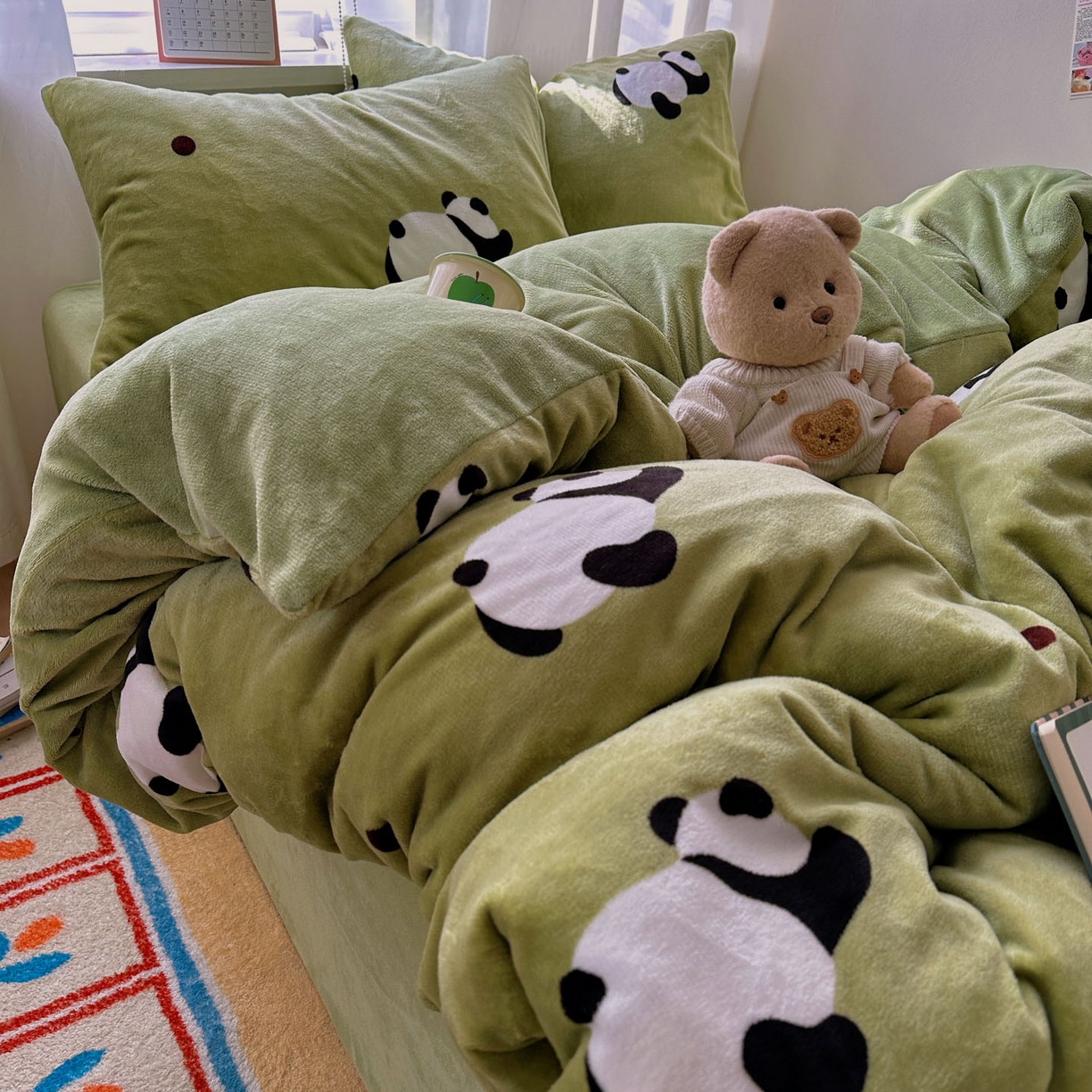 小叮当家纺仓储工厂店 买家秀 爆款花型2025新款200克牛奶绒小清新卡通复古风单被套 被套单件 熊猫蹲蹲