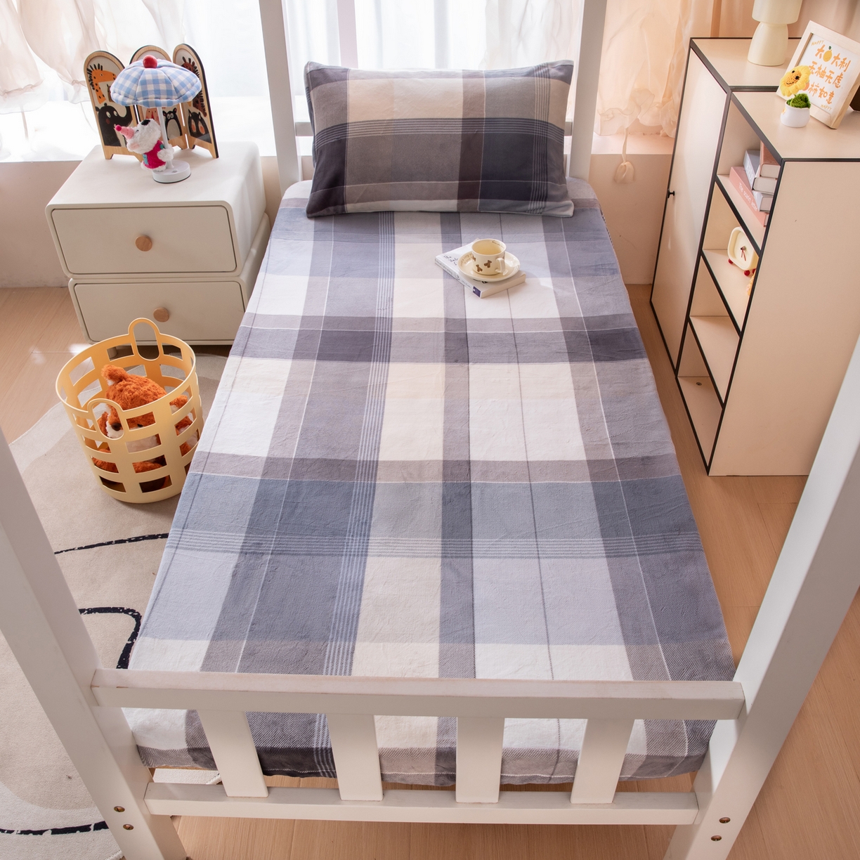 91家纺网 家纺一手货源 找家纺 凌云 2025新款A类230克加厚牛奶绒学生宿舍三件套床笠款床单款 布莱格-绒