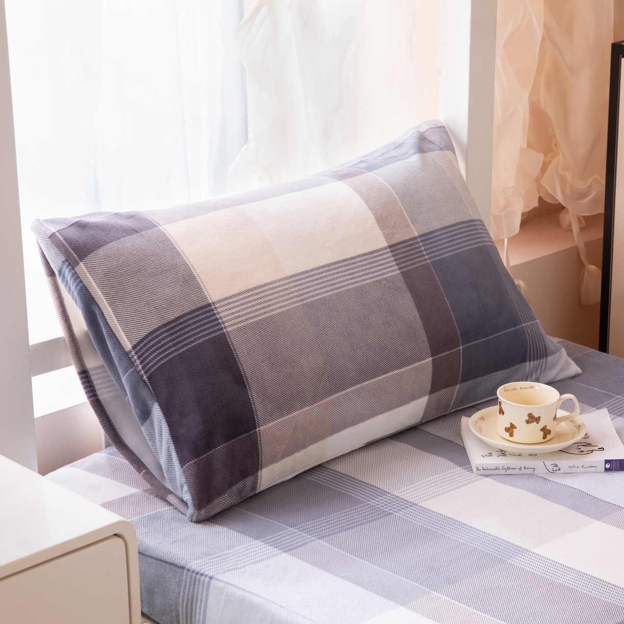 91家纺网 家纺一手货源 找家纺 凌云 2025新款A类230克加厚牛奶绒学生宿舍三件套床笠款床单款 布莱格-绒