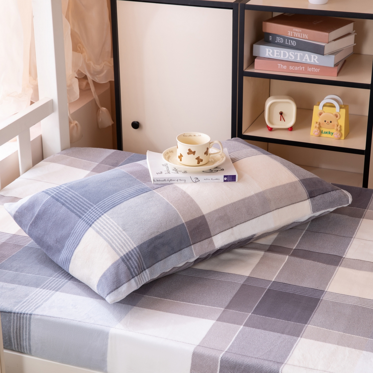 91家纺网 家纺一手货源 找家纺 凌云 2025新款A类230克加厚牛奶绒学生宿舍三件套床笠款床单款 布莱格-绒