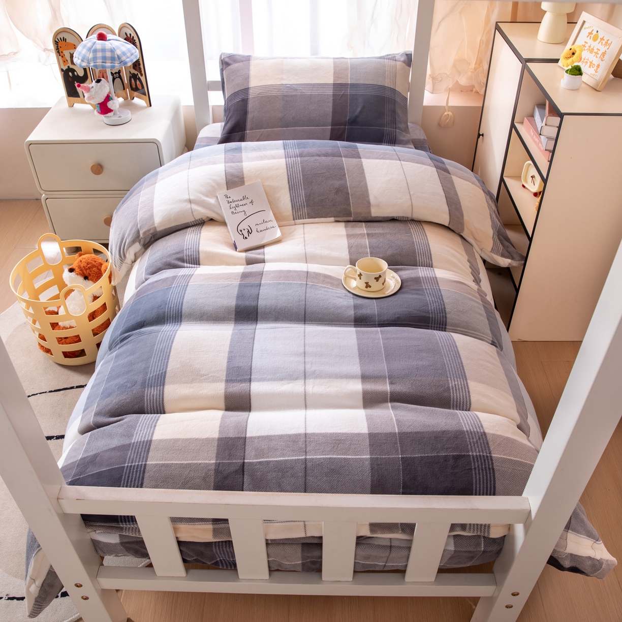 91家纺网 家纺一手货源 找家纺 凌云 2025新款A类230克加厚牛奶绒学生宿舍三件套床笠款床单款 布莱格-绒