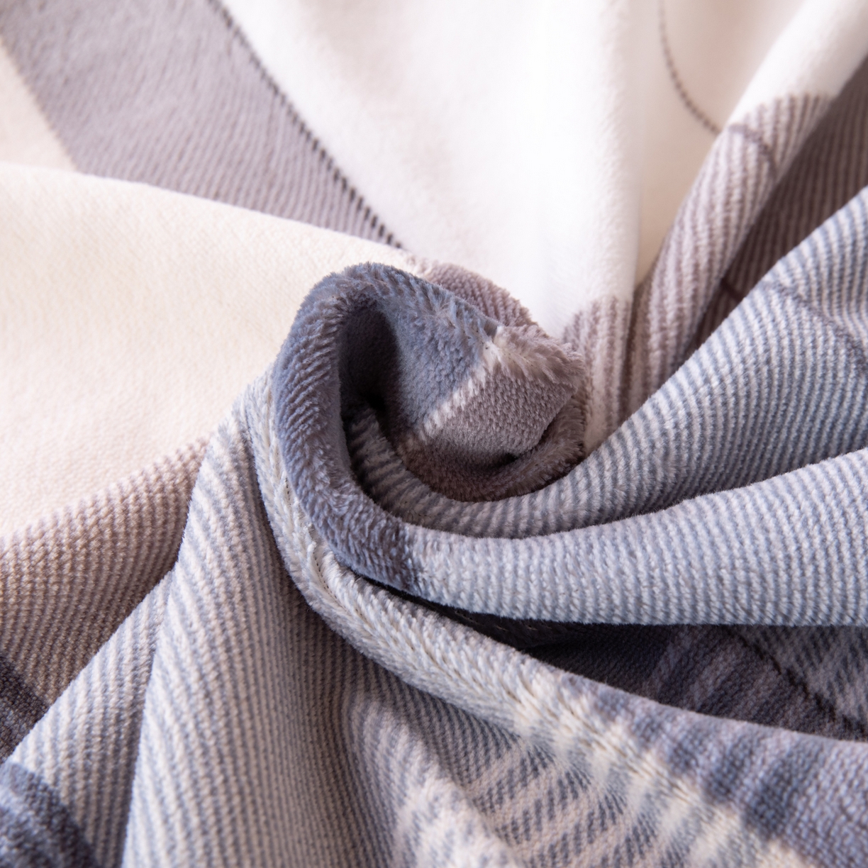 91家纺网 家纺一手货源 找家纺 凌云 2025新款A类230克加厚牛奶绒学生宿舍三件套床笠款床单款 布莱格-绒