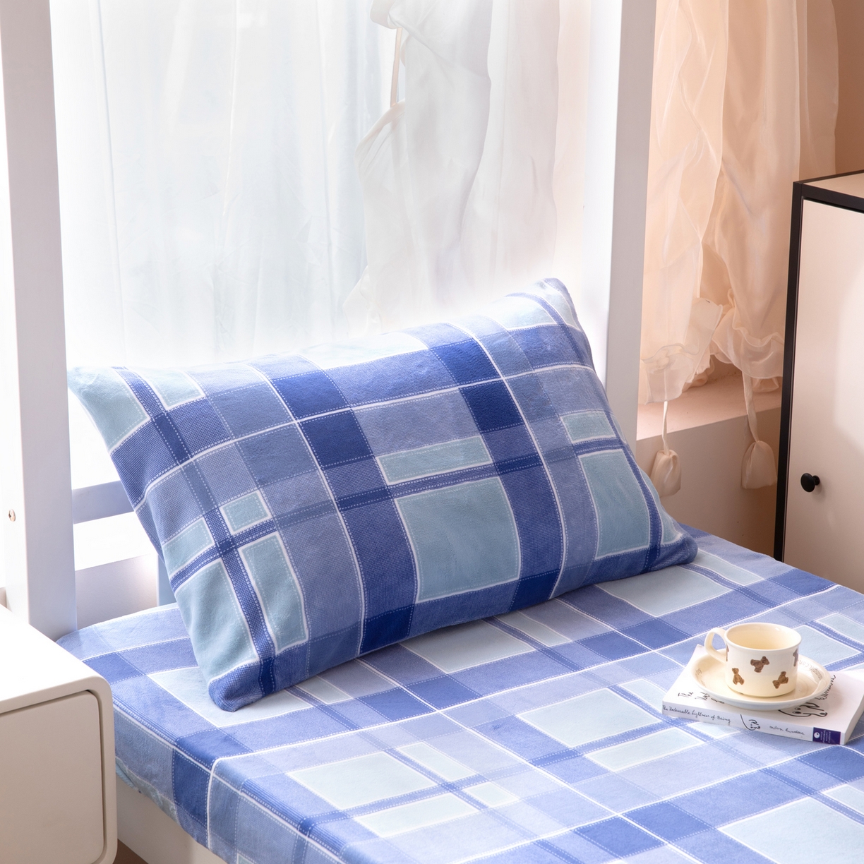 91家纺网 家纺一手货源 找家纺 凌云 2025新款A类230克加厚牛奶绒学生宿舍三件套床笠款床单款 蓝绿格-绒