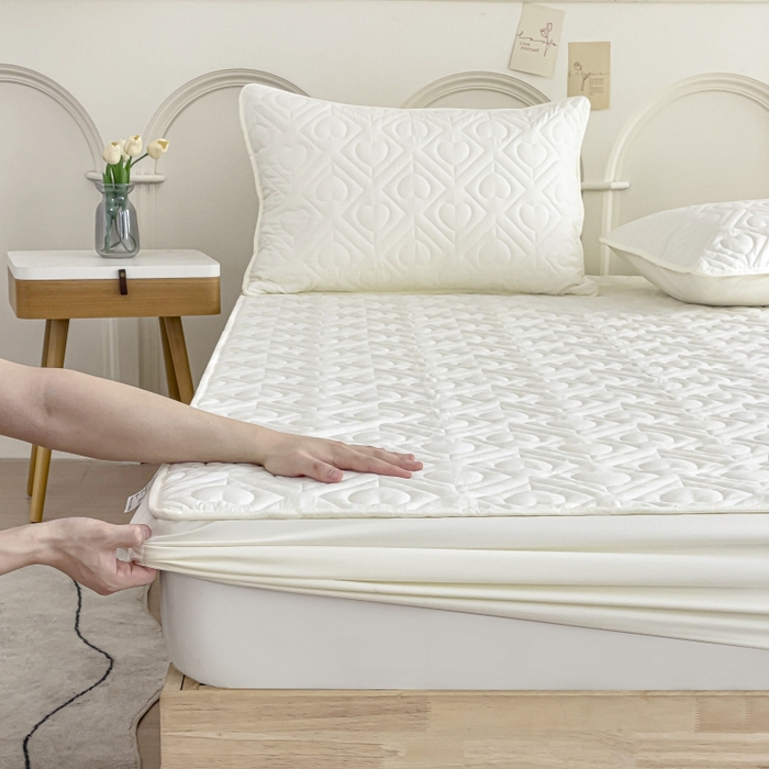 91家纺网 家纺一手货源 找家纺 亨通家纺 2025新款A类爱心磨毛防水夹棉床笠 爱心-月光白