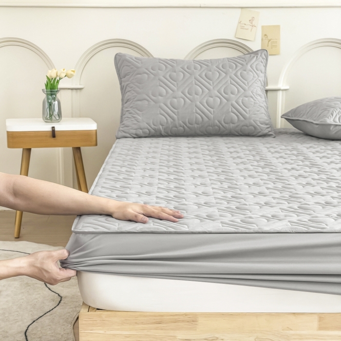 91家纺网 家纺一手货源 找家纺 亨通家纺 2025新款A类爱心磨毛防水夹棉床笠 爱心-银优灰