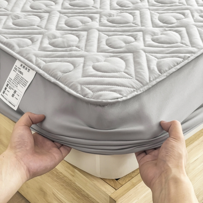 91家纺网 家纺一手货源 找家纺 亨通家纺 2025新款A类爱心磨毛防水夹棉床笠 爱心-银优灰