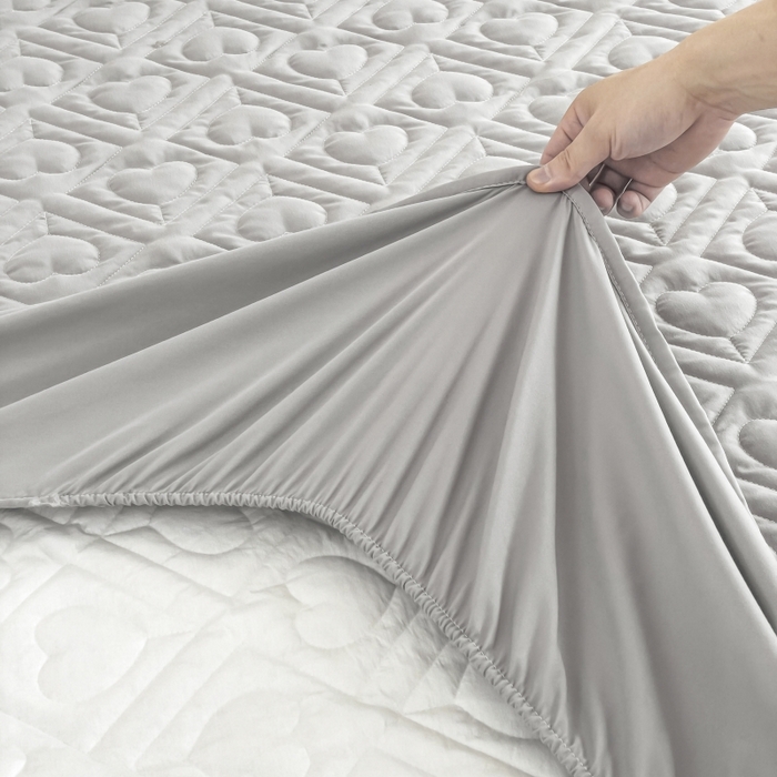 91家纺网 家纺一手货源 找家纺 亨通家纺 2025新款A类爱心磨毛防水夹棉床笠 爱心-银优灰