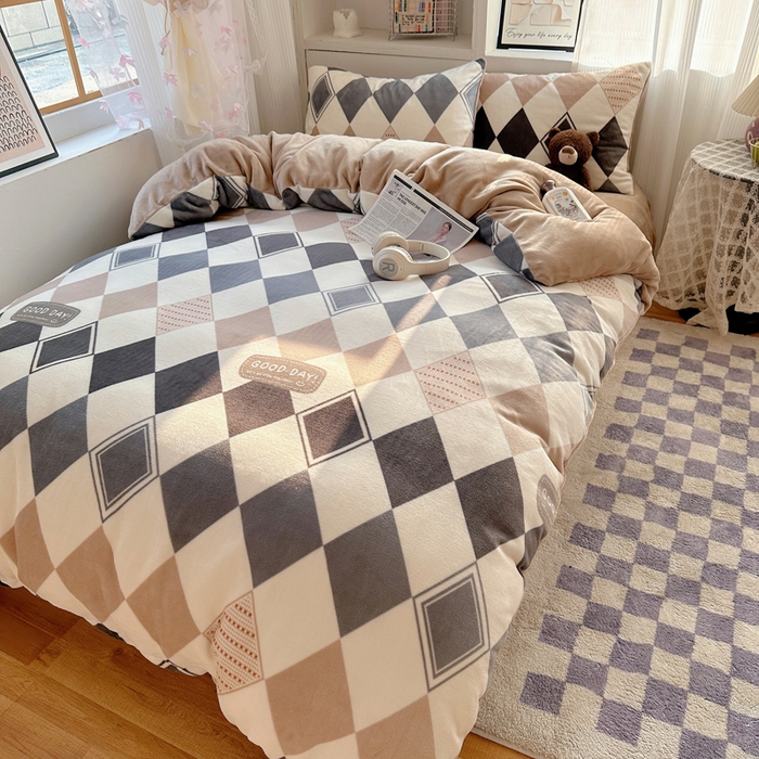 91家纺网 家纺一手货源 找家纺 （总）小叮当家纺仓储工厂店 买家秀 爆款花型2025新款200克牛奶绒小清新卡通复古风四件套