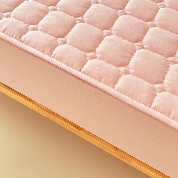 91家纺网 家纺一手货源 找家纺 亨通家纺 2025新款A类格子磨毛防水夹棉床笠 格子夹棉-粉色