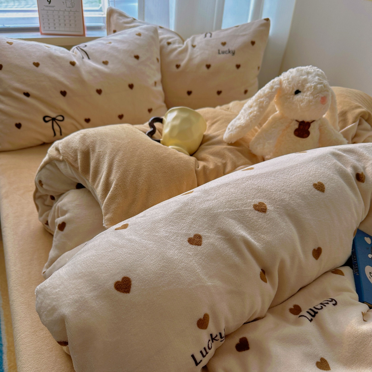 91家纺网 家纺一手货源 找家纺 小叮当家纺仓储工厂店 买家秀 爆款花型2025新款200克牛奶绒小清新卡通复古风四件套 爱心蝴蝶结