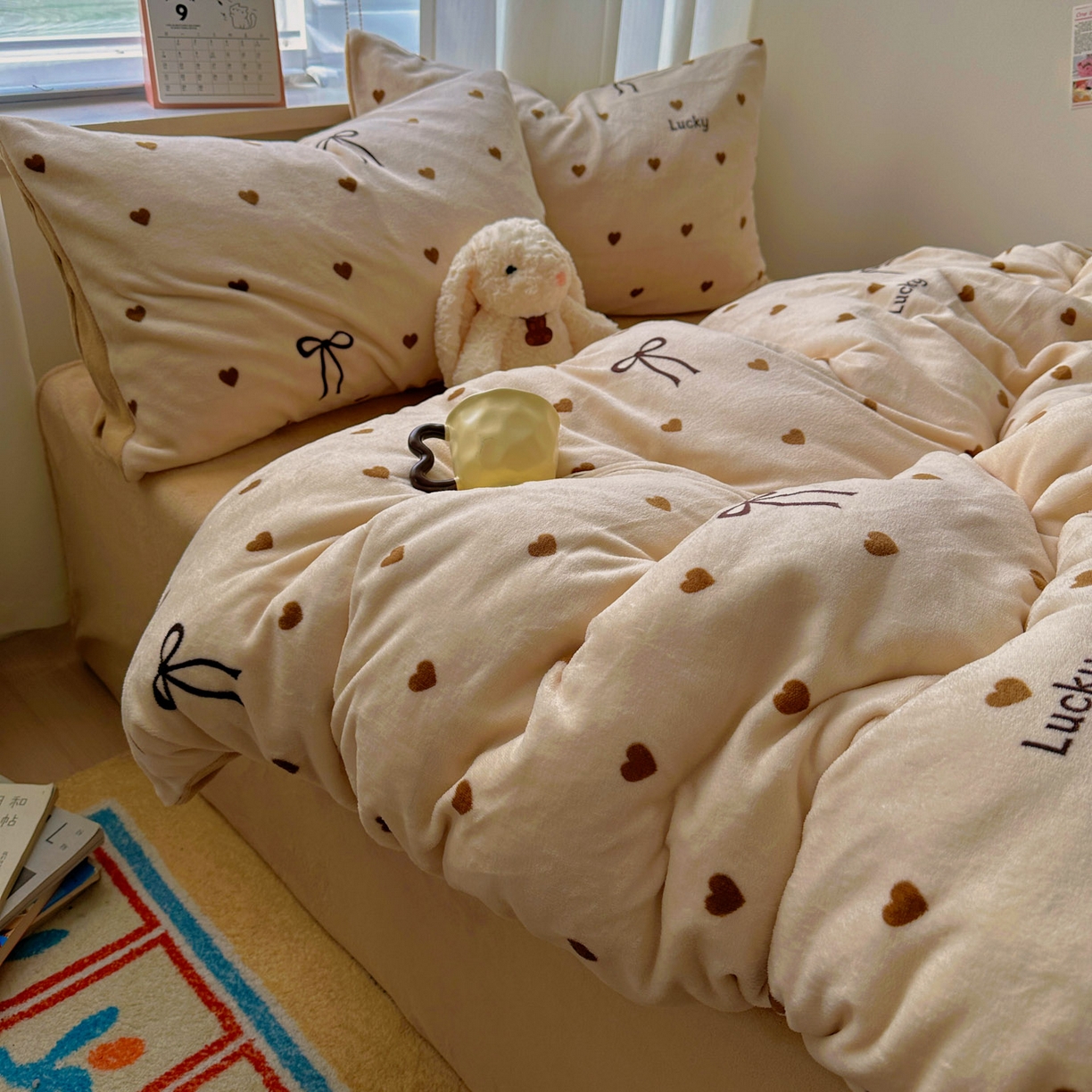 91家纺网 家纺一手货源 找家纺 小叮当家纺仓储工厂店 买家秀 爆款花型2025新款200克牛奶绒小清新卡通复古风四件套 爱心蝴蝶结