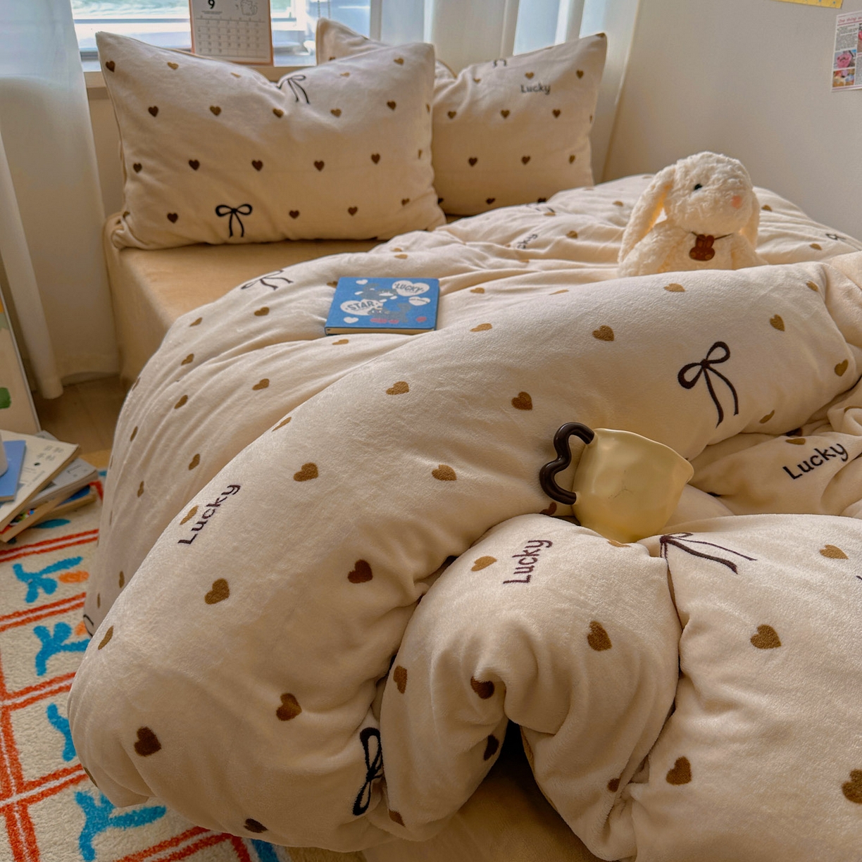 91家纺网 家纺一手货源 找家纺 小叮当家纺仓储工厂店 买家秀 爆款花型2025新款200克牛奶绒小清新卡通复古风四件套 爱心蝴蝶结