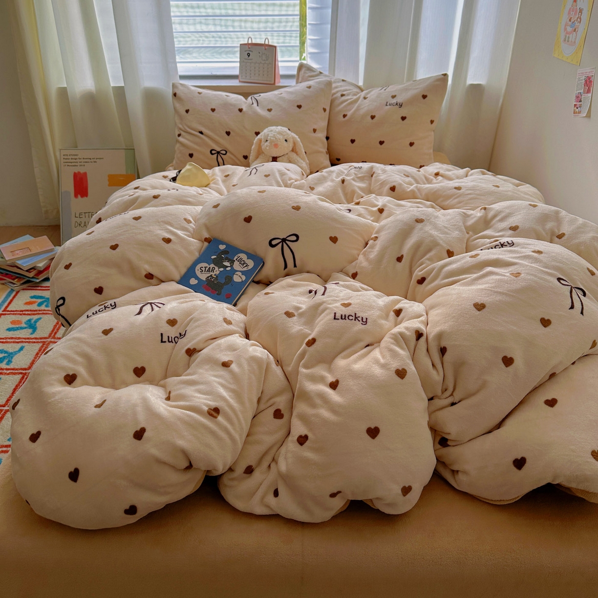 91家纺网 家纺一手货源 找家纺 小叮当家纺仓储工厂店 买家秀 爆款花型2025新款200克牛奶绒小清新卡通复古风四件套 爱心蝴蝶结