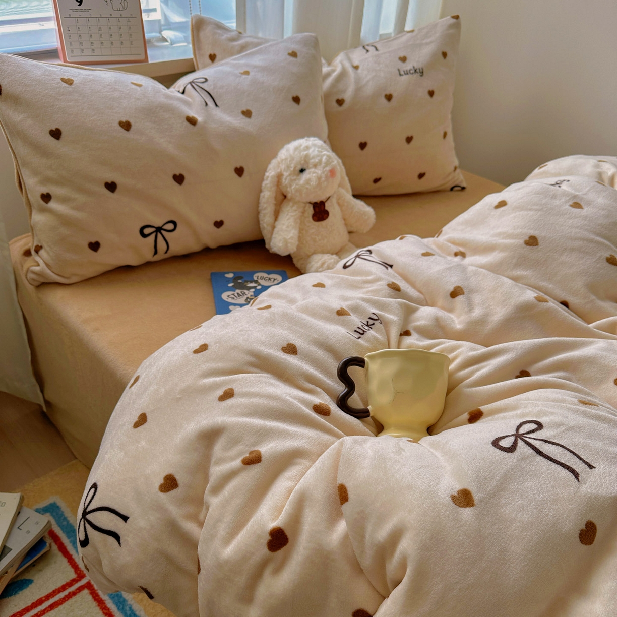 91家纺网 家纺一手货源 找家纺 小叮当家纺仓储工厂店 买家秀 爆款花型2025新款200克牛奶绒小清新卡通复古风四件套 爱心蝴蝶结