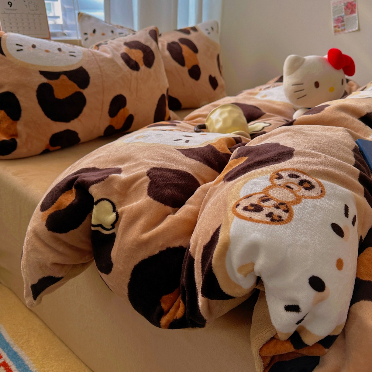 91家纺网 家纺一手货源 找家纺 小叮当家纺仓储工厂店 买家秀 爆款花型2025新款200克牛奶绒小清新卡通复古风四件套 豹纹kt