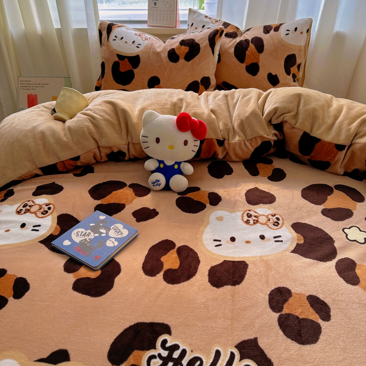 91家纺网 家纺一手货源 找家纺 小叮当家纺仓储工厂店 买家秀 爆款花型2025新款200克牛奶绒小清新卡通复古风四件套 豹纹kt